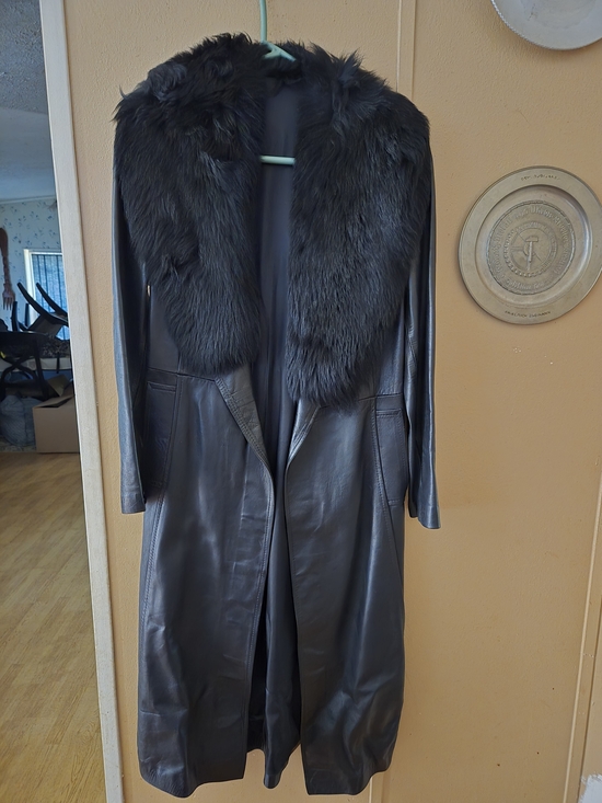 Creationes Anfelo S.A. Jackets & Blazers - Women’s Black Leather Coat with Fur Collar